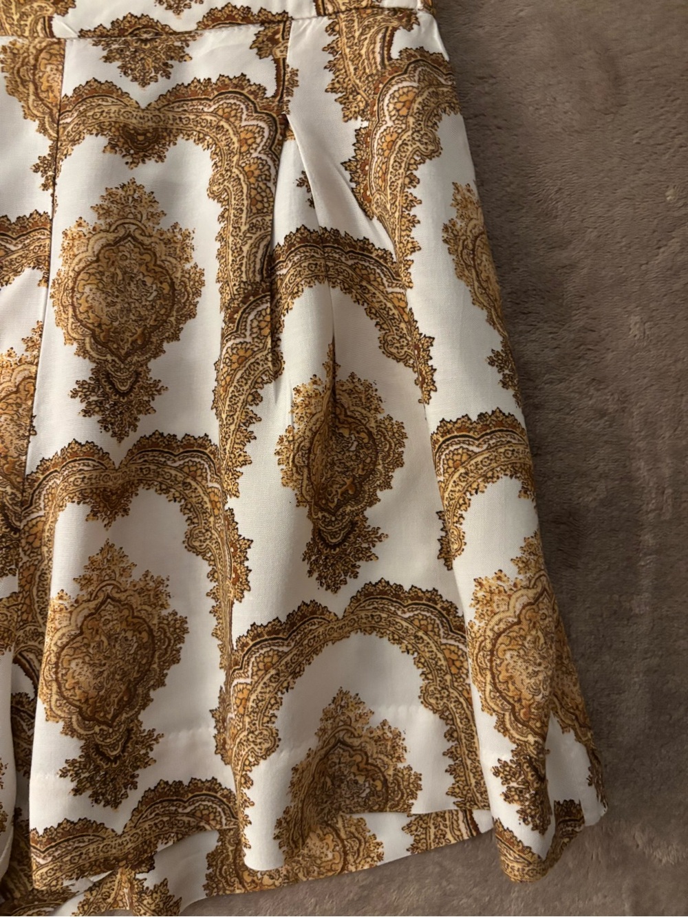 H&M Shorts Women’s Size 4 with White/Gold Paisley Print - Picture 2 of 11